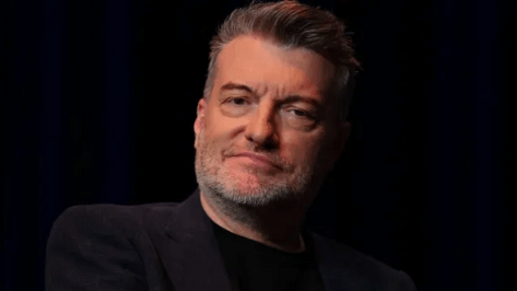 《黑鏡》大腦Charlie Brooker：卡牌肉鴿《小丑牌》成創(chuàng)作新寵