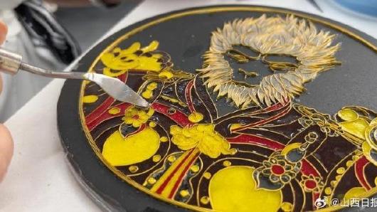 陽泉非遺傳承人巧手塑造3A游戲《黑神話：悟空》掐絲砂金畫