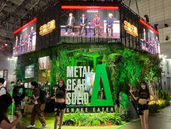 國(guó)外小姐姐COS《MGS3》Eva：摩托上的颯爽美人