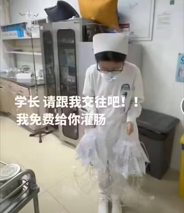 今日沙雕：“已經(jīng)救不活了”醫(yī)生在病人身上夾了塊肉品嘗后嘆氣道宣傳圖79