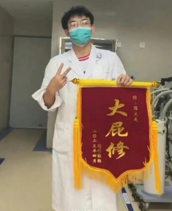 今日沙雕： 西藥房怎么在醫(yī)院東邊？宣傳圖36