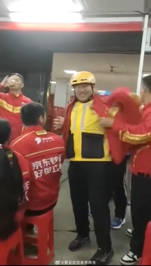 今日沙雕：大俠劫富濟貧以后，貧的變富了怎么辦宣傳圖98