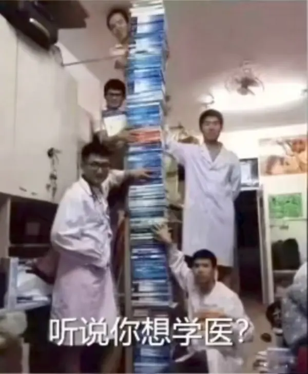 今日沙雕：把自己的棵体印在衣服上穿出去，算穿了衣服还是没穿衣服宣传图67