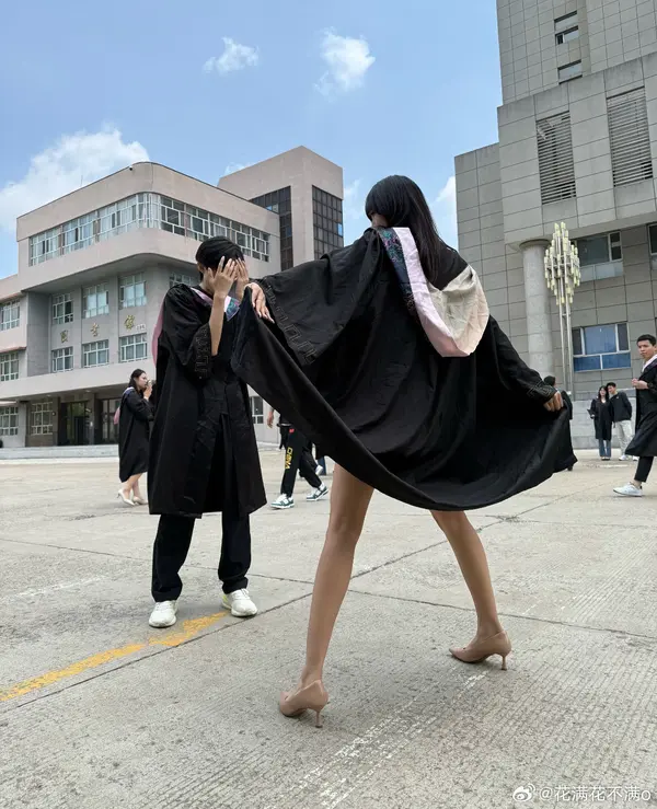 今日沙雕： 监考老师发现考生忘记带笔，当场宣判其构成丢失枪支不报罪宣传图34