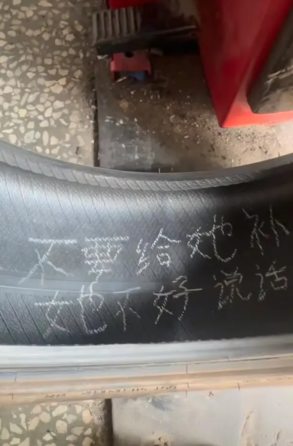 今日沙雕： 监考老师发现考生忘记带笔，当场宣判其构成丢失枪支不报罪宣传图43