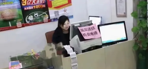 今日沙雕： 监考老师发现考生忘记带笔，当场宣判其构成丢失枪支不报罪宣传图63
