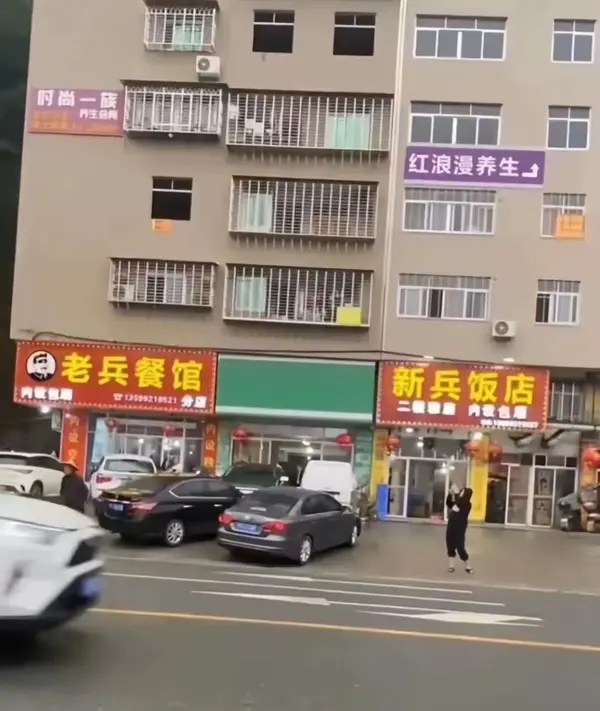 今日沙雕： 监考老师发现考生忘记带笔，当场宣判其构成丢失枪支不报罪宣传图237