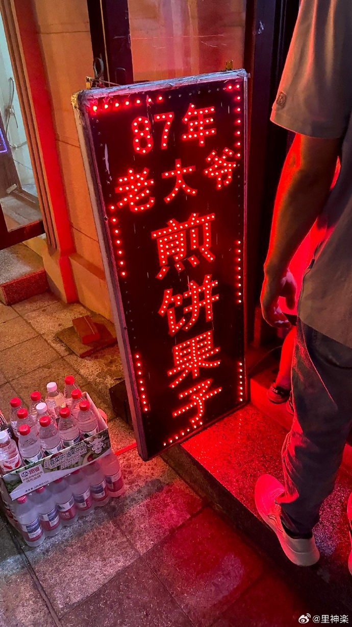 今日沙雕：仰卧起坐时我的头碰到了膝盖，心想还好不是贪吃蛇宣传图13