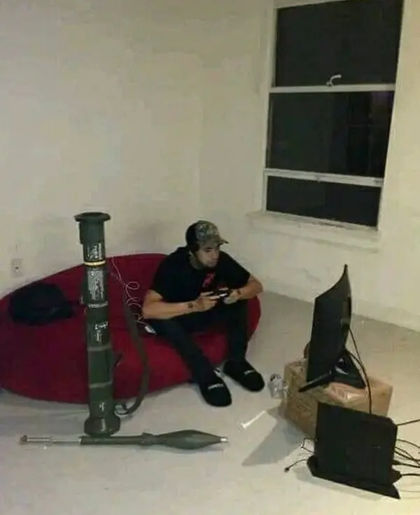 今日沙雕：仰卧起坐时我的头碰到了膝盖，心想还好不是贪吃蛇宣传图76
