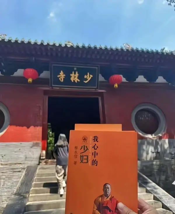 今日沙雕： 小明和小紅互相用練習冊互毆，被稱作是教科書級別的戰(zhàn)斗宣傳圖3