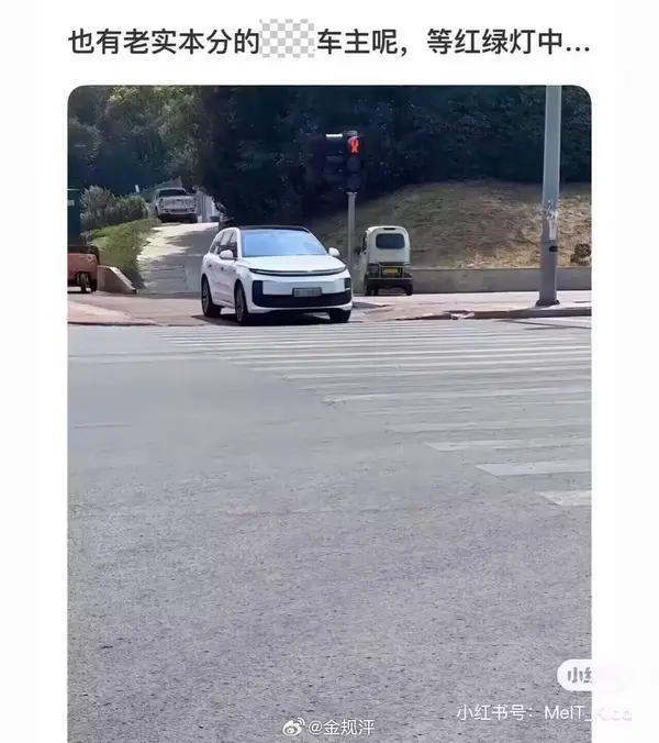 今日沙雕： 美國(guó)警察因?yàn)樽约河白邮呛谏牟坏貌粨魯雷约盒麄鲌D1