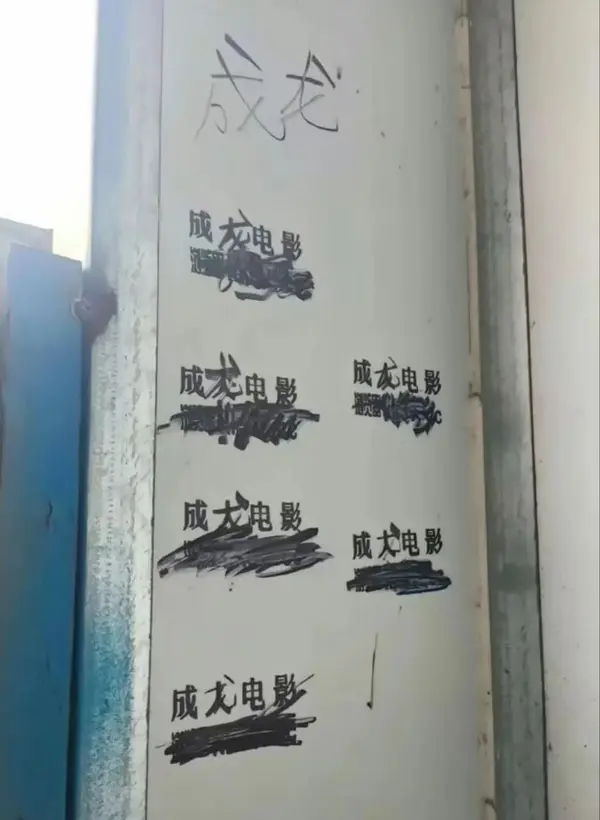 今日沙雕： 美國(guó)警察因?yàn)樽约河白邮呛谏牟坏貌粨魯雷约盒麄鲌D35