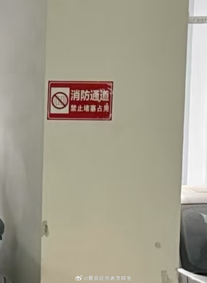 今日沙雕：盲人帶手套和我們帶降噪耳機(jī)是不是一個(gè)道理宣傳圖91