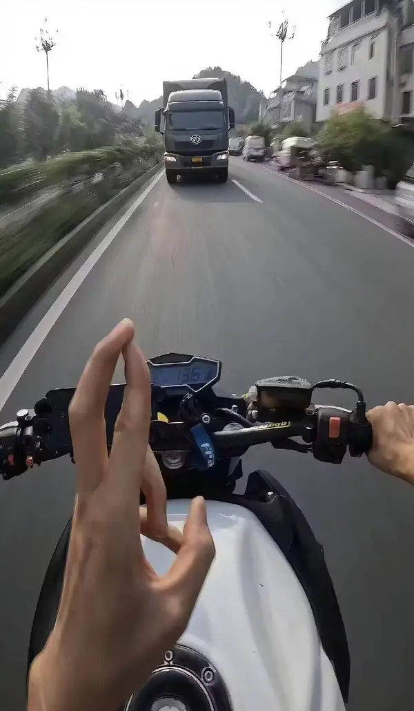 今日沙雕：車展其實是變形金剛的黃色直播宣傳圖56